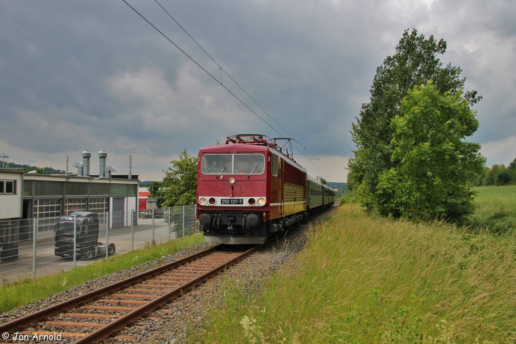 Der PIKO-Express von Leipzig nach Sonneberg (Thringen) zum Piko-Werk am 15.06.2013 bei Drfles-Esbach.