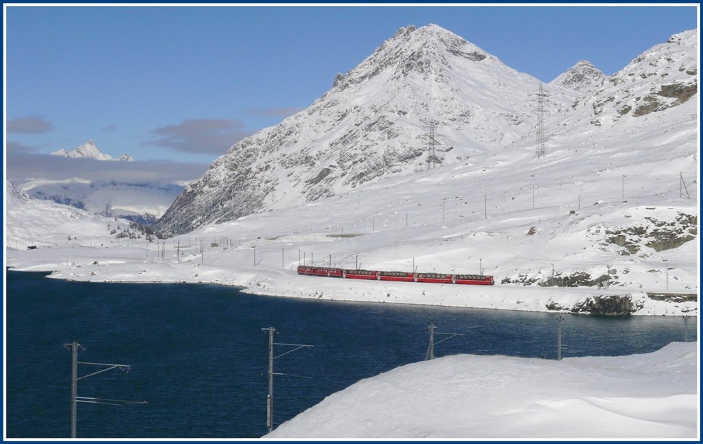 Der Piz Ot und der Piz Albris sowie der Lago Bianco bilden die grossartige Kulisse und mittendrin ganz klein der Berninaexpress 970 nach St.Moritz. (11.11.2009)