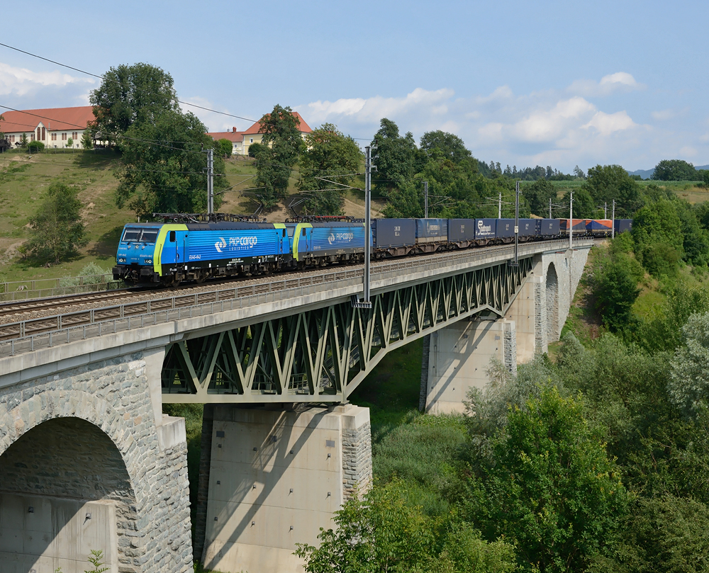 Der  PKP-Cargo Zug  48089, gezogen von 189 842 und 189 154 passierte am 12.07.2013
auf seinem Weg nach Italien das Taggenbrunner Viadukt. 