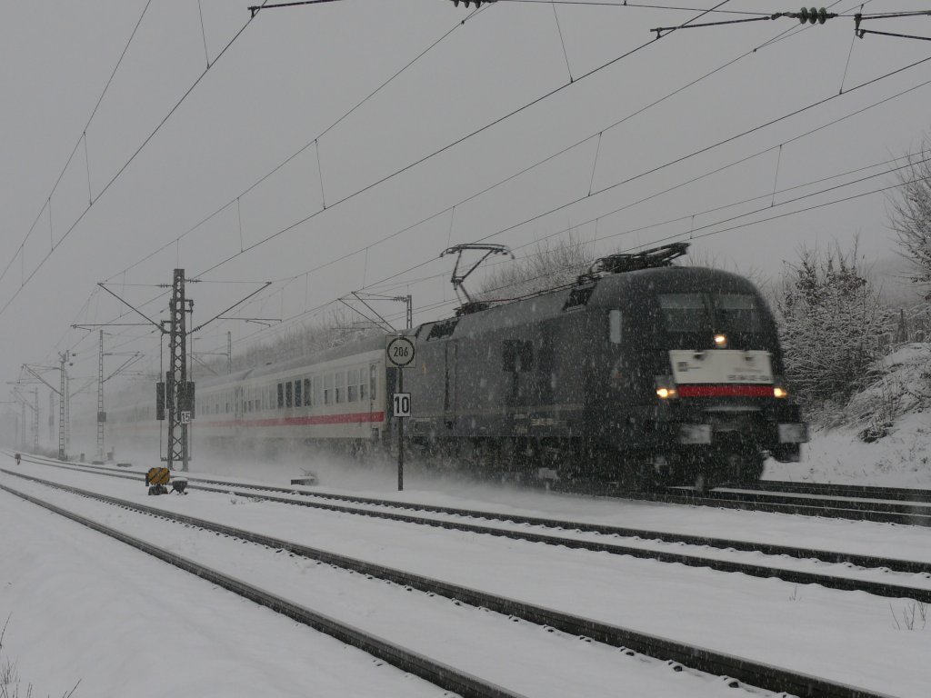 Der planmige Taurus vor dem nicht planmigen IC -Ersatzzug fr den ausgefallenen EC 7 nach Chur. 24.12.10