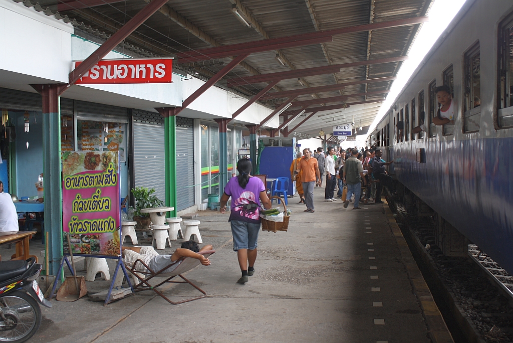 Der planm��iger Halt des RAP 135 am Hausbahnsteig des Bf. Saraburi d�rfte nicht jeden interresieren. Bild vom 17.Mai 2012.