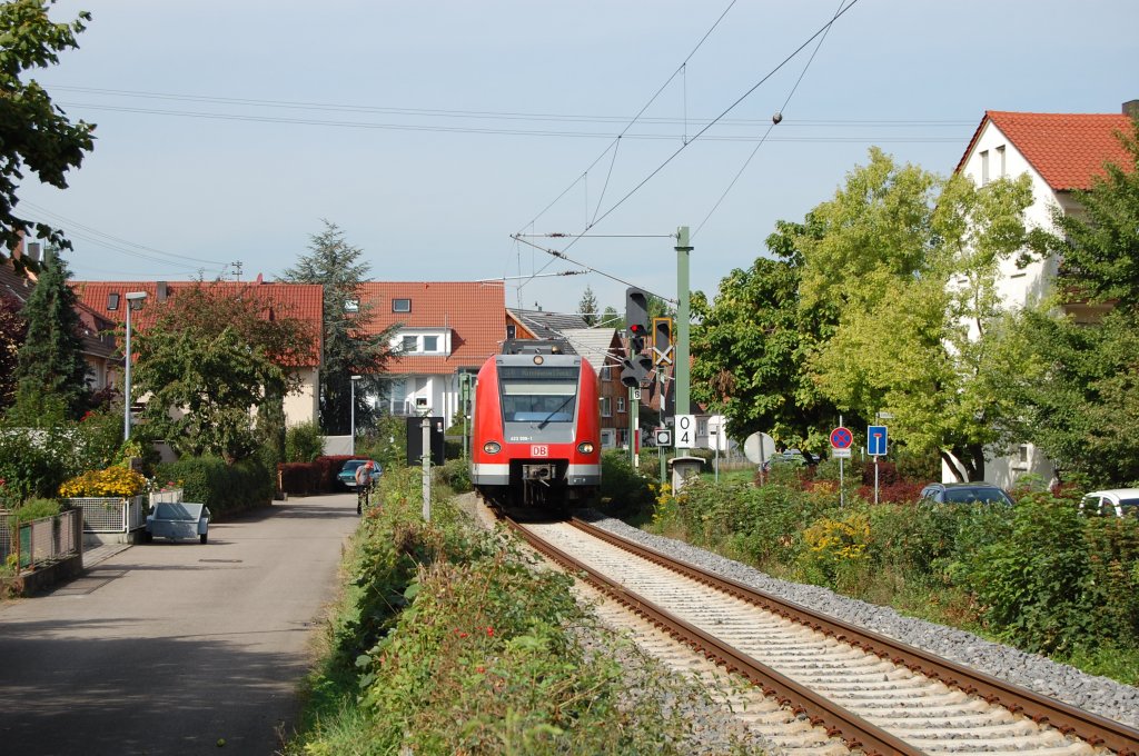 Der in Plochingen beheimatete 423 508-1 der S-Bahn Stuttgart ist am 12.9.2010 bei herrlichem Sonnenschein auf dem Weg als S1 nach Kirchheim/Teck. Aufgenommen wurde das Bild bei der morgendlichen Ortsdurchfahrt von Wendlingen.