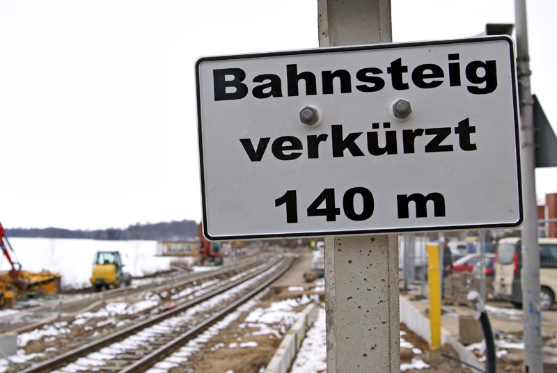 Der Plner Hausbahnsteig wurde im Zuge von Umbaumanahmen von ehemals 294 auf 140 Meter verkrzt.Somit passen an den neuen Bahnsteig maximal vier Dostos und eine Lok oder drei LINT.Zum Vergleich: letztes Jahr wurde der Regional-Express von/nach Hamburg Hbf freitags mit sieben Wagen und zwei Loks gefahren.Das Foto entstand am 7.03.2010.