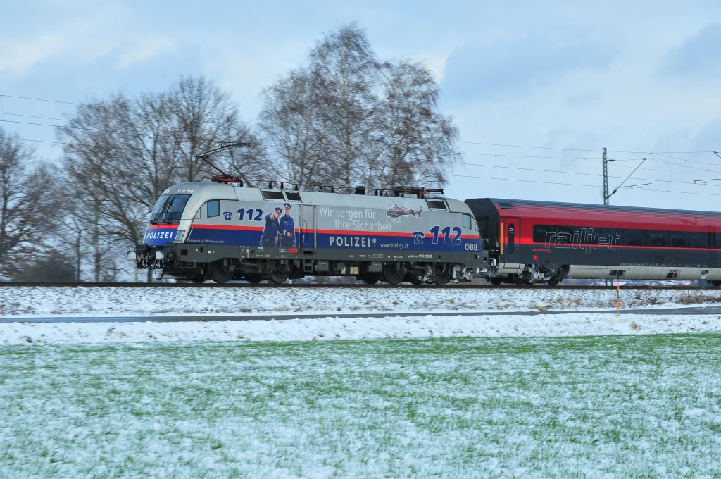 Der Polizei-Taurus 1116 250 vor einem Railjet auf der Strecke Mnchen-Salzburg bei bersee im Neuschnee am 03.12.12. 