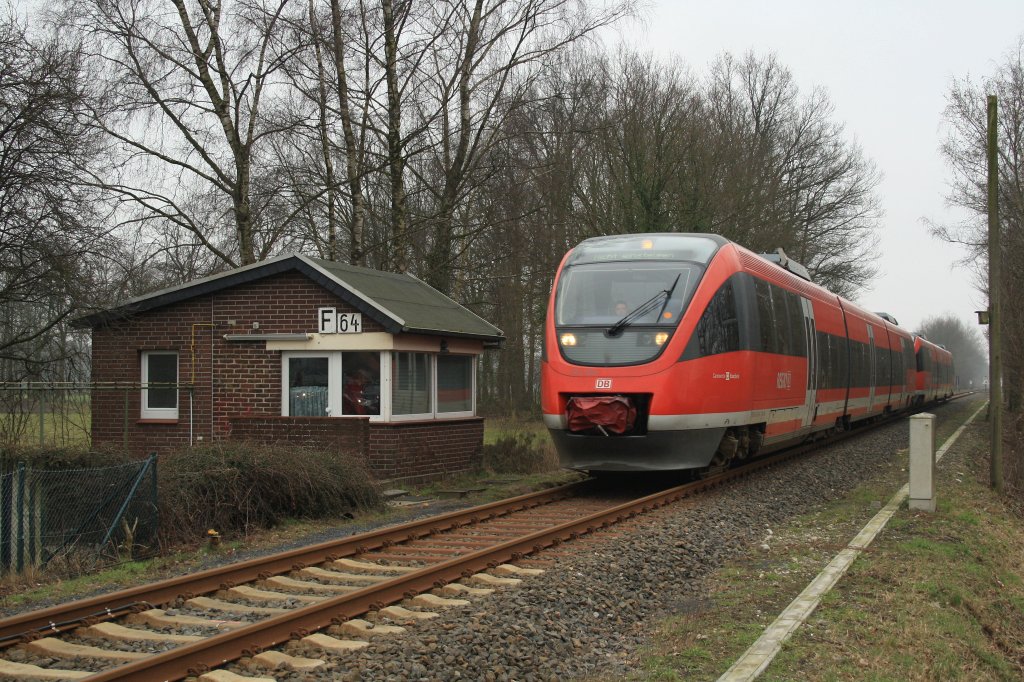 Der Posten 64 in Gronau-Epe ist kurz vor der Auflassung und hchstwahrscheinlich droht dann der Abriss.
Hier fahren 643 064  Gemeente Enschede  und 643 074 zusammen als Lr92025 von Coesfeld nach Gronau 2 Stunden vor Plan.
Die bieden kommen von der Tanke in Coesfeld, da SEV zwichen Altenberge und Mnster ist - ab Ende des Jahres tglich :-)
Gronau-Epe, 05.03.2011