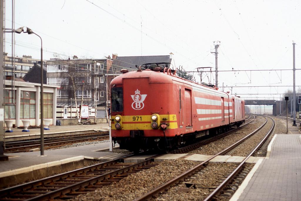 Der Posttriebwagen 971 durchfhrt am 5.4.1996 um 13.49 Uhr 
den Bahnhof Landen in Richtung Brssel.