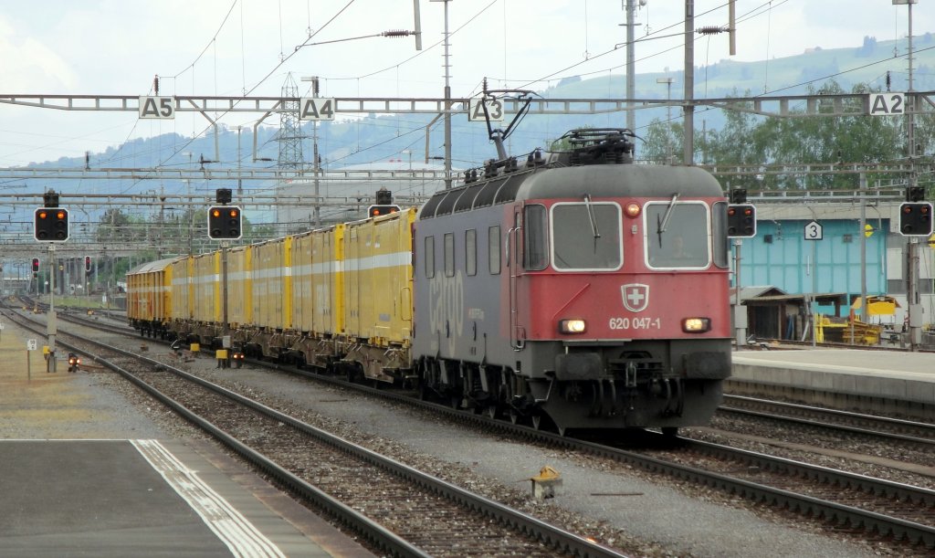 Der Postzug Cadenazzo-Hrkingen wird am 02.05.11 von der Re 620 047-1  Bex  durch Rotkreuz gezogen. Seit Dezember gibt es vor diesem Zug keine Re 18/18 mehr.