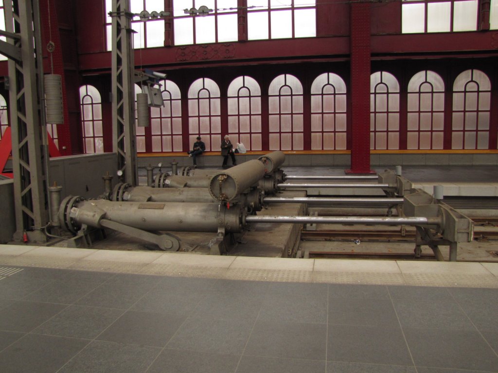 Der Prellbock (TrainStop-System) am Bahnsteig 5 und 6, am 23.11.2011 in Antwerpen Centraal.