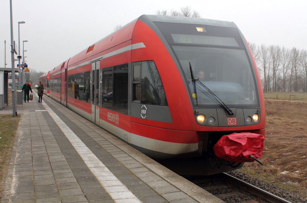 Der Prignitzexpress mit einem 646-er-Doppel auf der Linie RE 6, am 16.02.2013 der RE 18630 von Berlin-Spandau nach Neuruppin-West beim Halt im Haltepunkt Beetz-Sommerfeld. 