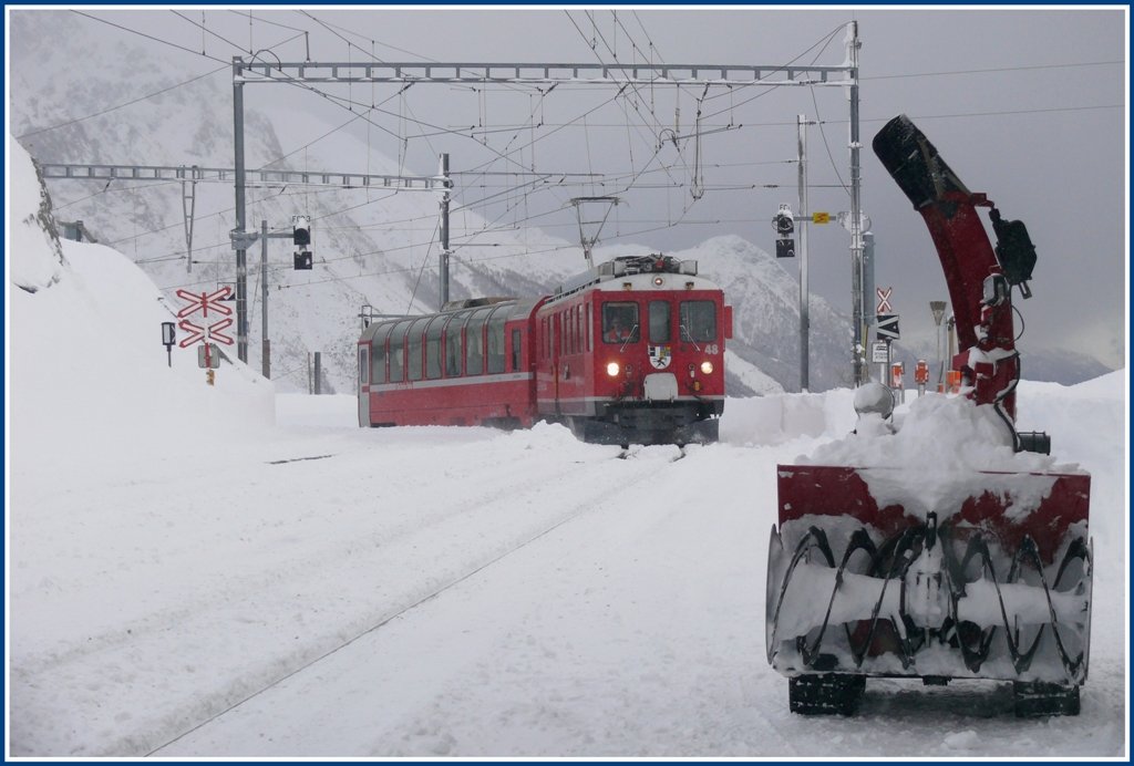 Der R 1654 mit ABe 4/4 II 48 und einem Panoramawagen ist der zweite Zug aus dem Puschlav und erreicht soeben die Station Alp Grm. Fr Interessierte, das Restaurant/Hotel im Bahnhof ist ab 12.12.2009 wieder geffnet. (01.12.2009)