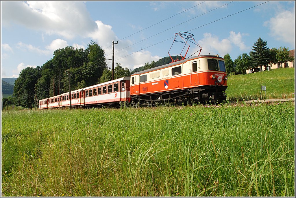 Der R 6802 wurde am 4.8.2010 von der 1099 004 bespannt. Hier bei Mainburg.