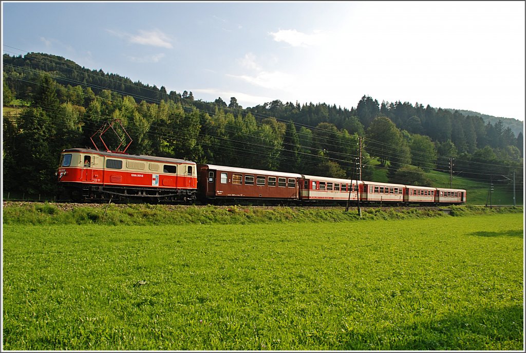 Der R 6811/54/55/12 wurde am 12.9.2010 von der 1099 001 gezogen. Hier der R 6812 bei Loich.