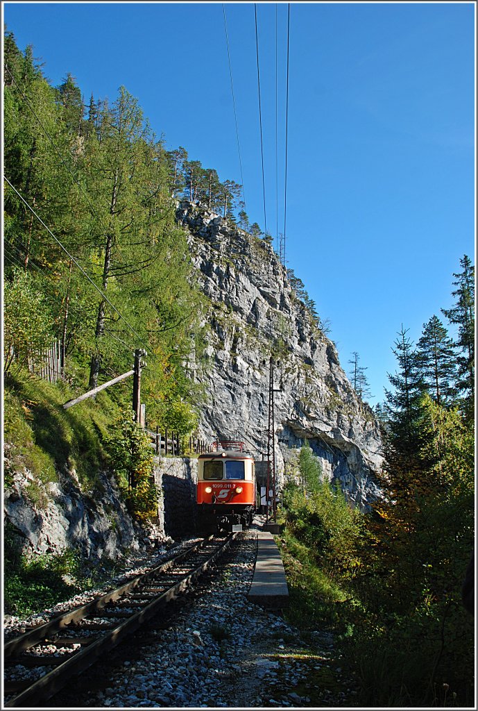 Der R 6812 wurde am 3.10.2010 von der 1099 011 bespannt. Hier der Zug vor dem Reithmauertunnel.