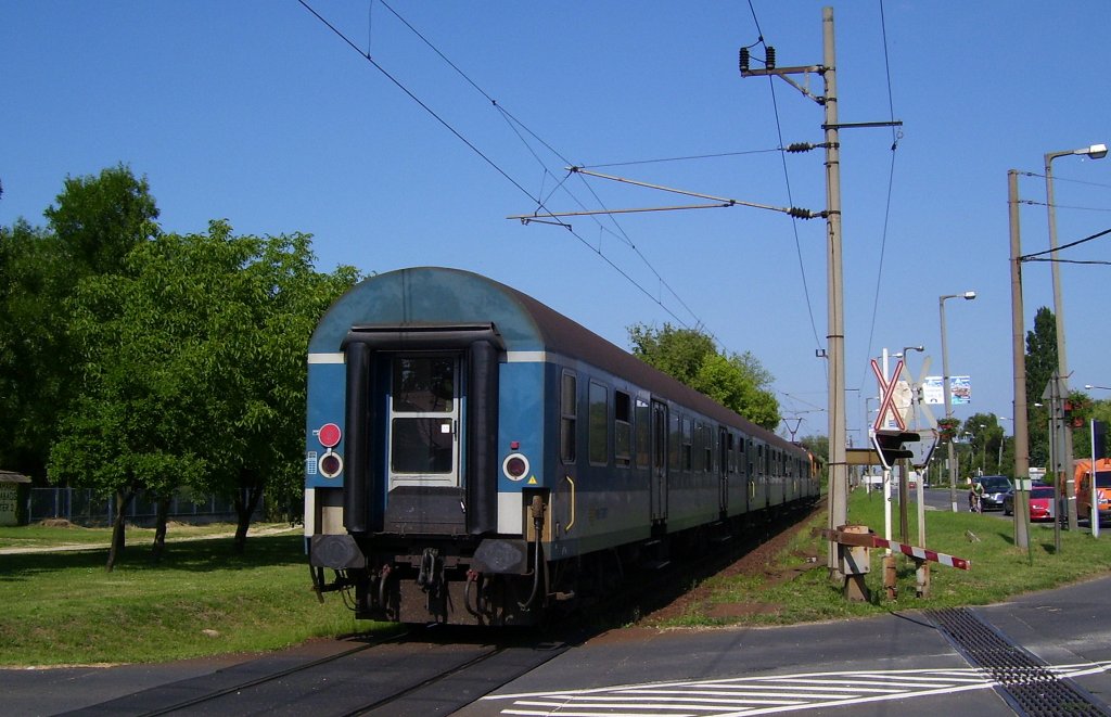 Der R 8615 von Keszthely nach Szkesfehrvr, bei der Ausfahrt in Zamrdi; 31.05.2011