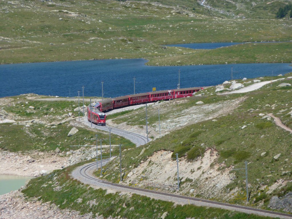 Der R Tirano schlngelt sich am 7.7.2010 am Lago Bianco entlang.