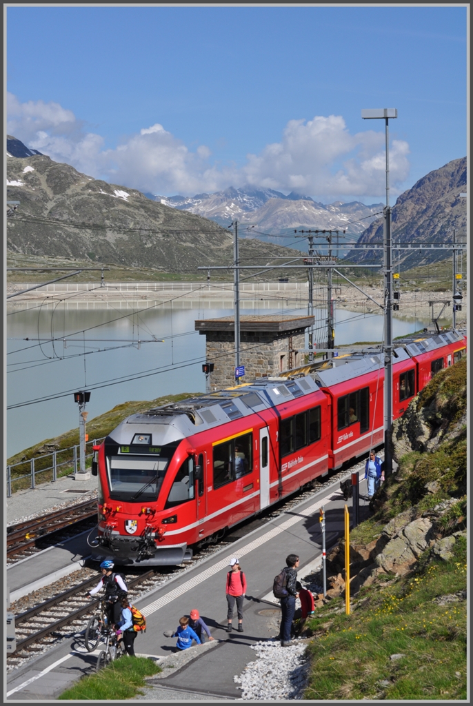 Der R1617 mit ABe 8/12 3503  Carlo Janka  hat die Station Ospizio Bernina 2253m /m. erreicht. (15.06.2011)