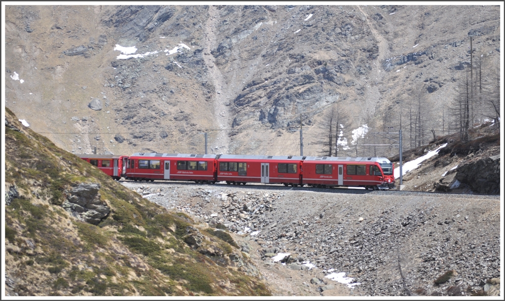 Der R1633 mit ABe 8/12 3509 befindet sich zwischen der Sassal Mason und der Alp Grm Gallerie. (15.05.2012)