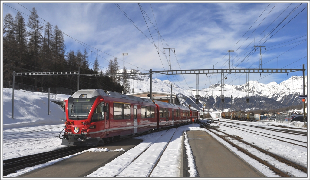 Der R1637 mit Allegra 3503 aus St.Moritz trifft in Pontresina ein. (26.02.2011)
