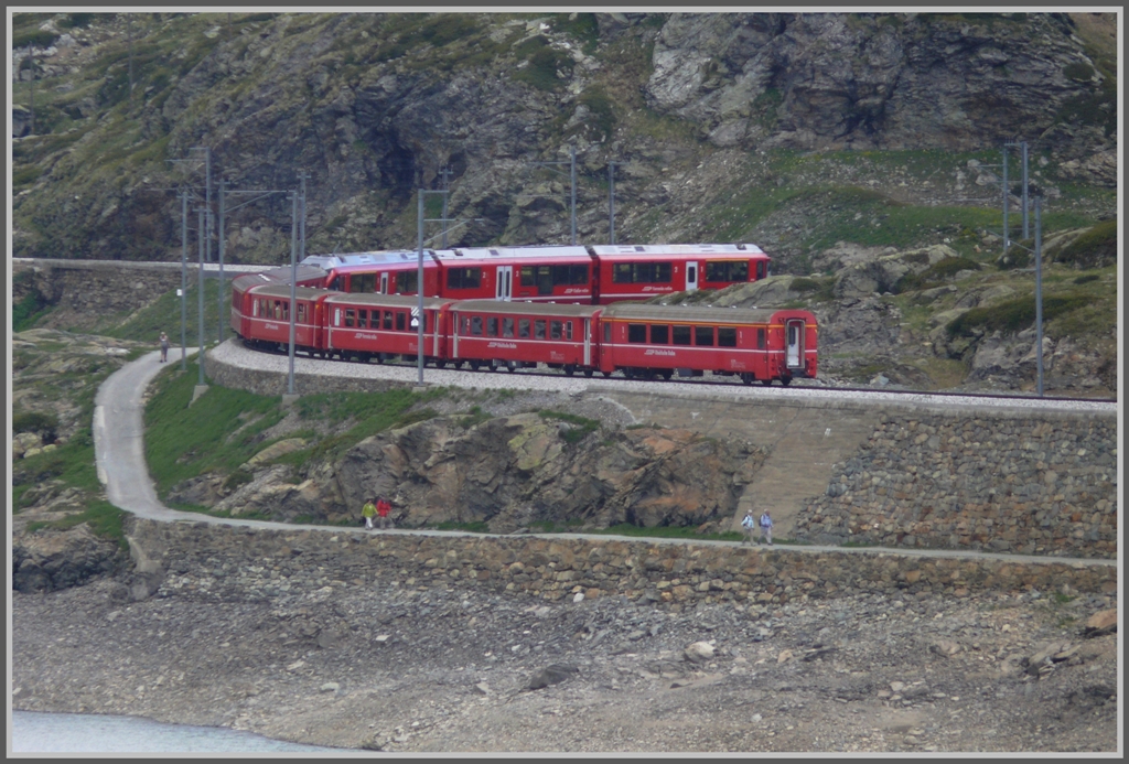 Der R1640 mit dem ABe 8/12 scheint sich zur Bananenform zusammenzulegen entlang des Lago Bianco. (15.06.2011)