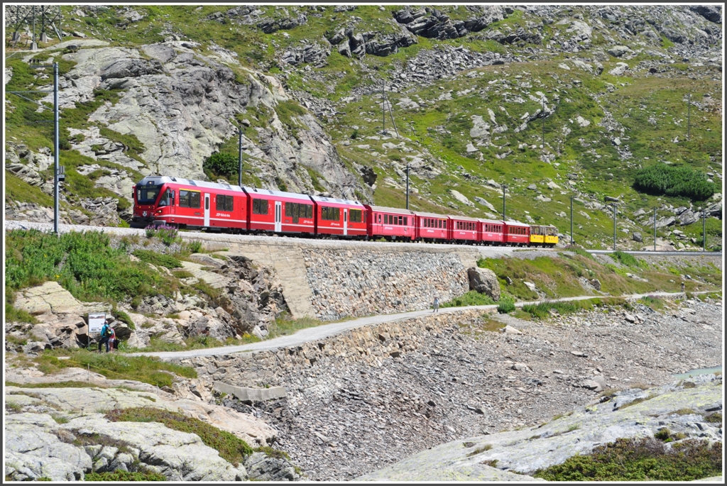 Der R1648 fhrt am Zugschluss zwei offene Aussichtswagen mit. (11.08.2012)
