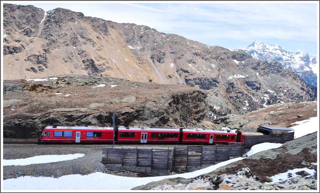 Der R1648 nach St.Moritz mit ABe 8/12 3512 verlsst die Sassal Mason Gallerie oberhalb von Alp Grm. (15.05.2012)