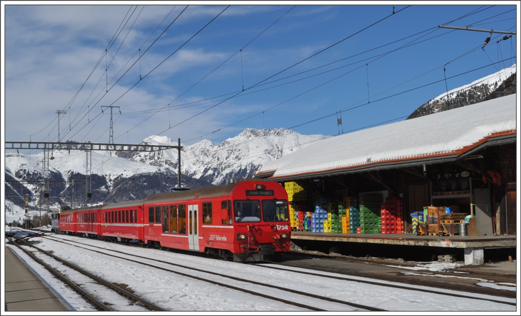 Der R1937 aus Scuol-Tarasp mit Steuerwagen 1758 an der Spitze trifft in Pontresina ein. (26.02.2011)