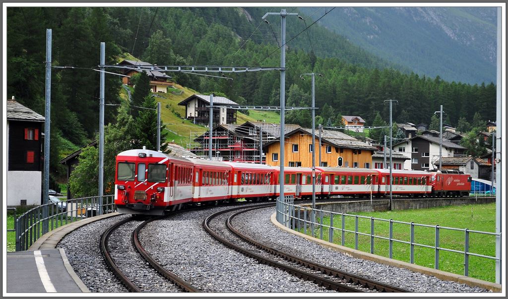 Der R217 mit der HGe 4/4 II 5  Mount Fuki  verlsst Randa Richtung Zermatt. (04.08.2013)