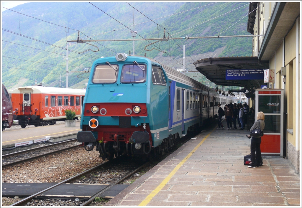 Der R2556 aus Milano trifft in Tirano ein und Stefan Wohlfahrt hat seine fast siebst�ndige Anreise aus der Westschweiz mit nur 3min�tiger Versp�tung �berstanden. (08.05.2010)