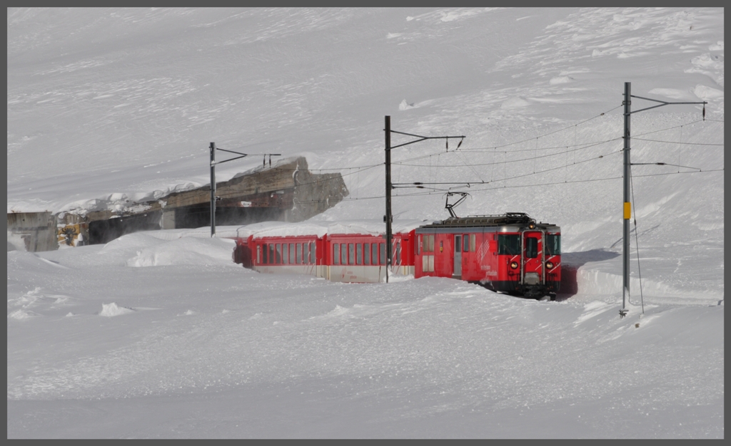 Der R824 mit einem Deh 4/4 I Triebwagen hat soeben die Lawinengalerie entlang des Oberalpsees verlassen und biegt in die Station ein. (10.01.2012)