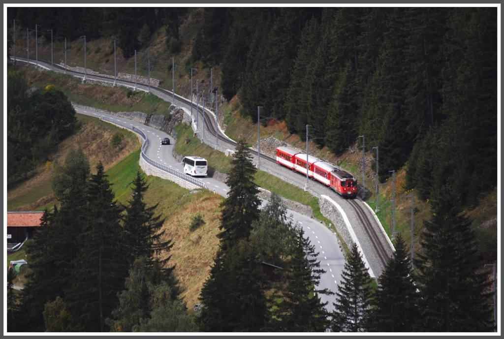Der R828 aus Andermatt hat bald das Zahnstangenende bei der Kapelle Sta.Brida erreicht. (25.09.2012)