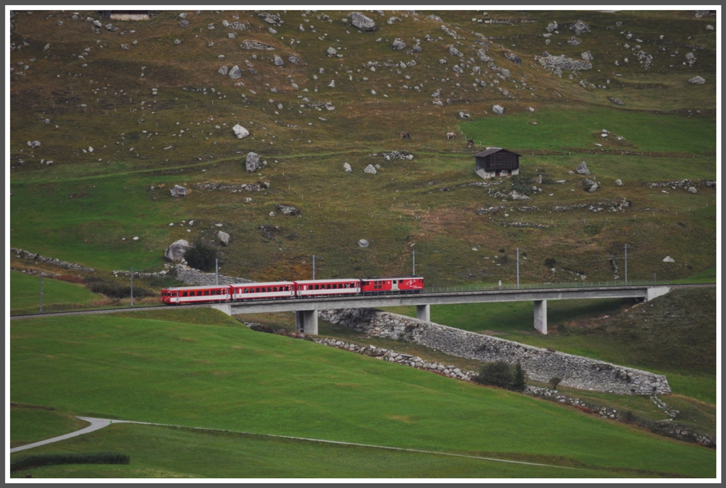 Der R828 berquert bei Rueras das Val Mil mit dem Ablenkdamm in der Mitte der Brcke. (25.09.2012)