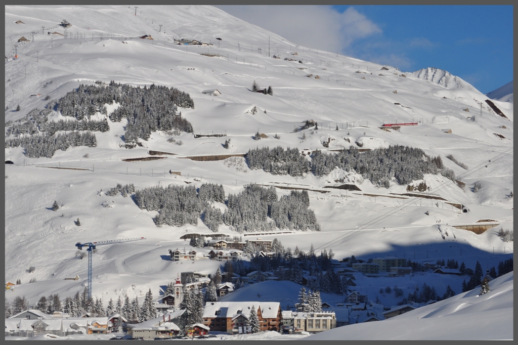 Der R835 aus Disentis ist bereits eine Stufe tiefer und wechselt noch zweimal die Fahrtrichtung, um stets mit Zahnradunterstzung Andermatt im Talboden zu erreichen. (10.01.2012)
