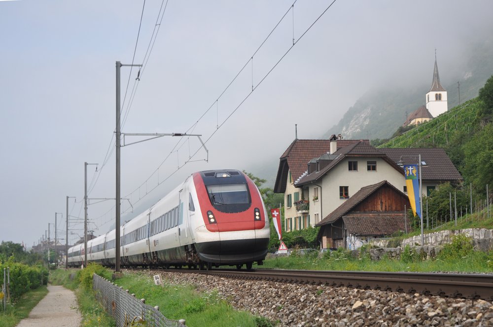 Der RABDe 500 033-6  Gallus Jakob Baumgartner  fhrt am 9. August 2009 als ICN 519 Genve-Aroport - St. Gallen durch Ligerz.