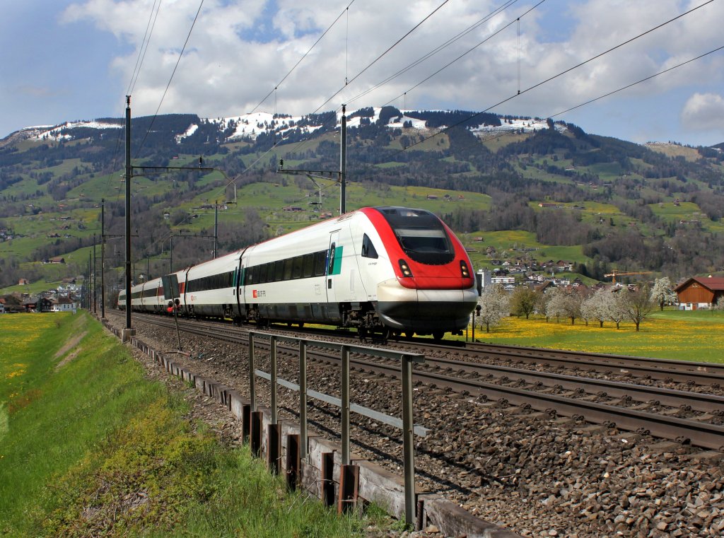 Der RABe 500 038 am 23.04.2012 unterwegs bei Schwyz.