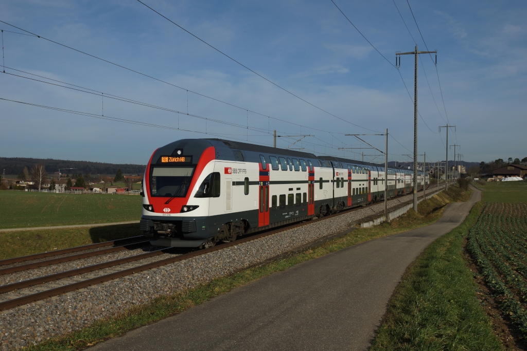 Der RABe 511 016-8 nhert sich am 31.12.2012 Niederglatt.