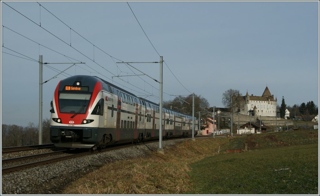 Der RABe 511 105 als RE 2620 von Romont nach Genve bei Oron. Im Hintergrund das Chteau d'Oron.
12. Jan. 2013