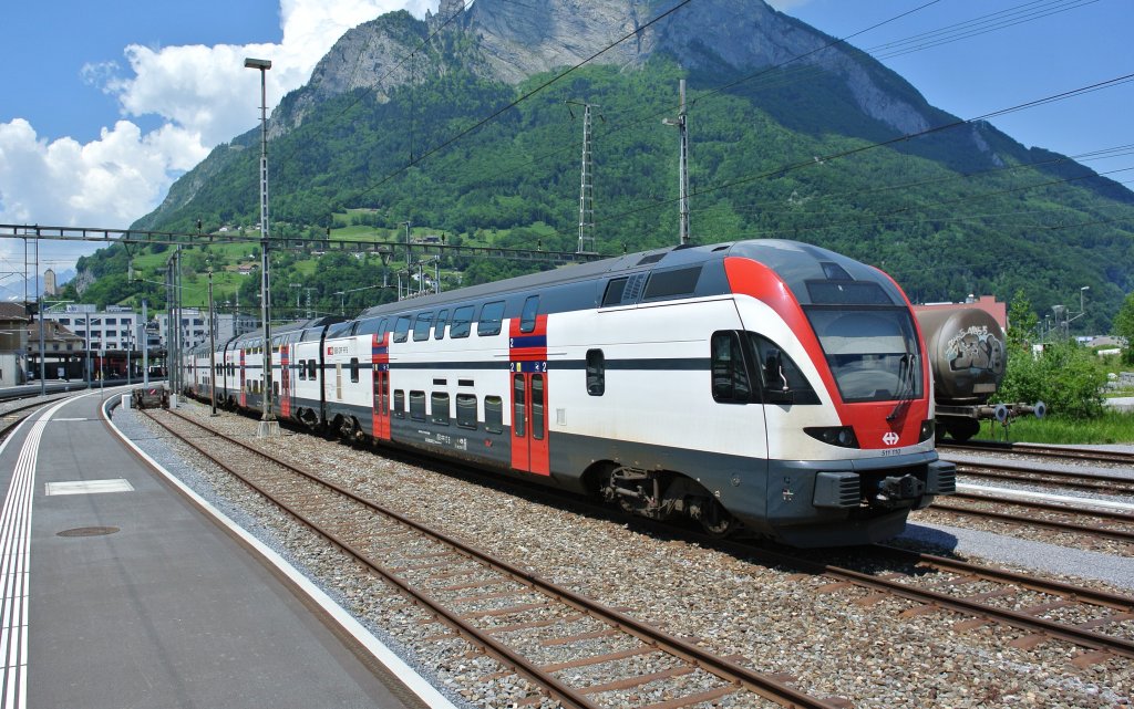 Der RABe 511 110 steht fr Instruktionen abgestellt in Sargans. Zwei Tage spter wird er bereits planmssig als Rheintal Express eingesetzt, 07.06.2013.