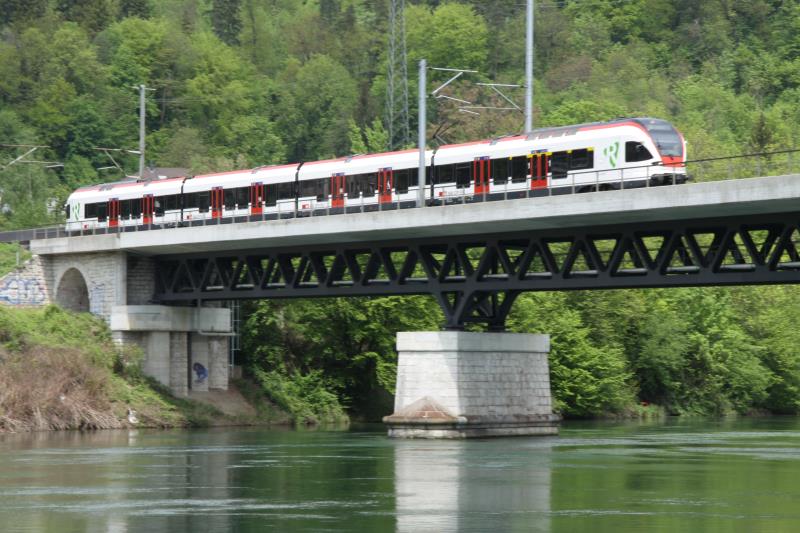 Der RABe 521 Regio aus Basel berquert die Aare kurz vor der Endstation Olten; 08.05.2010