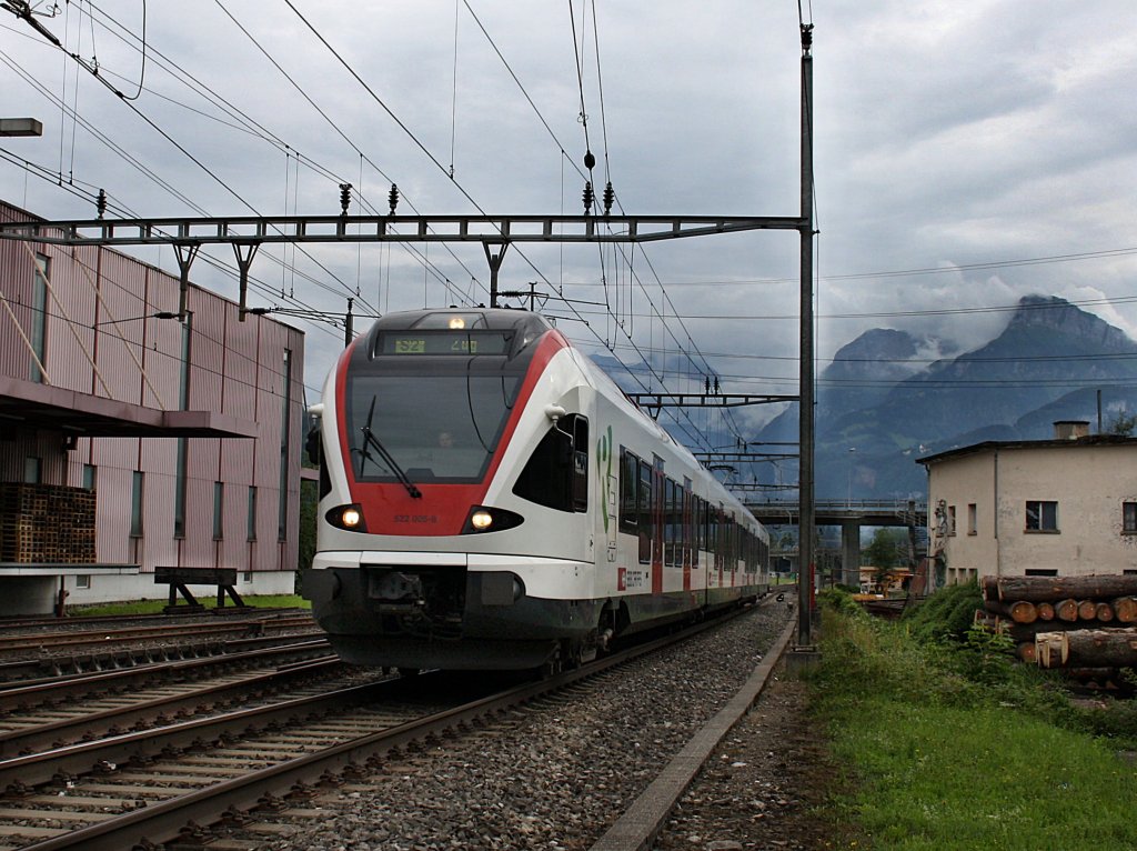 Der RABe 522 005 am 27.06.2009 bei der Einfahrt in Schwyz. 