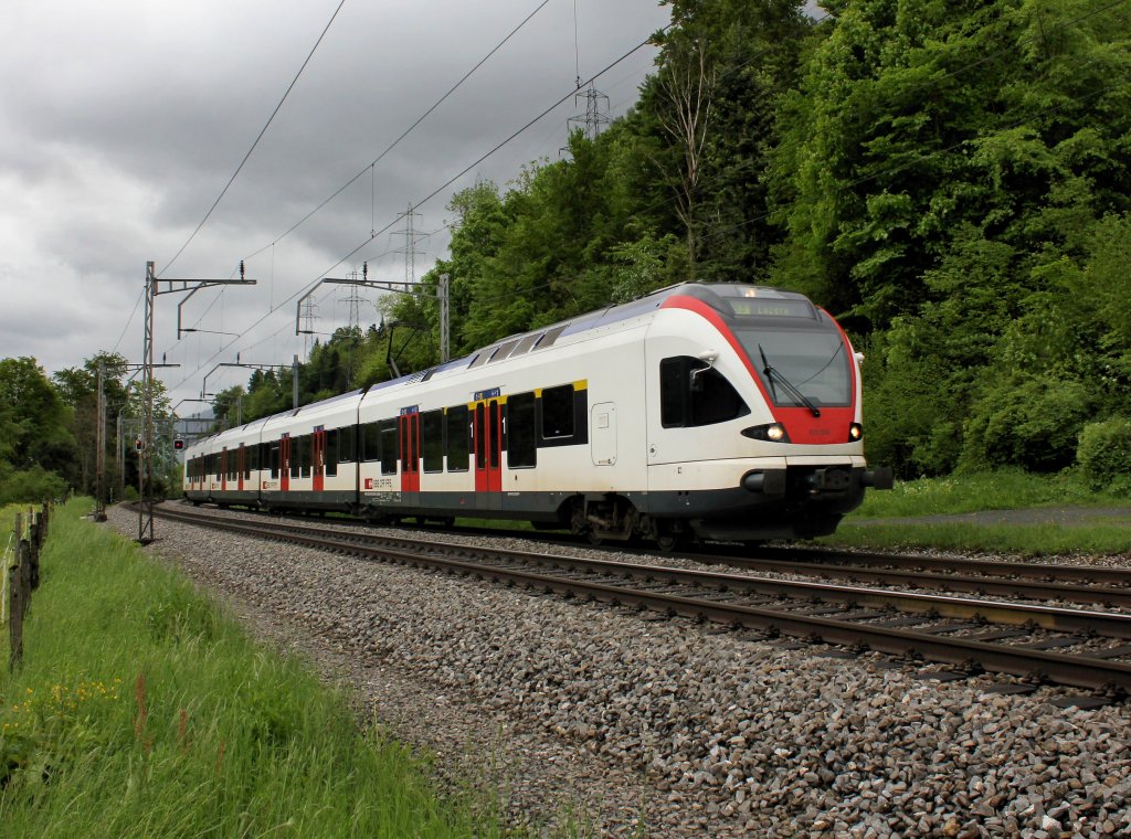 Der RABe 523 039 als S 3 nach Luzern am 12.05.2013 unterwegs bei Immensee.