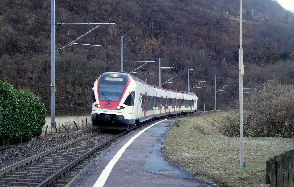 Der RABe 524 013-0 erreicht am 30.01.13 als S30 nach Cadenazzo die Haltestelle Quartino.