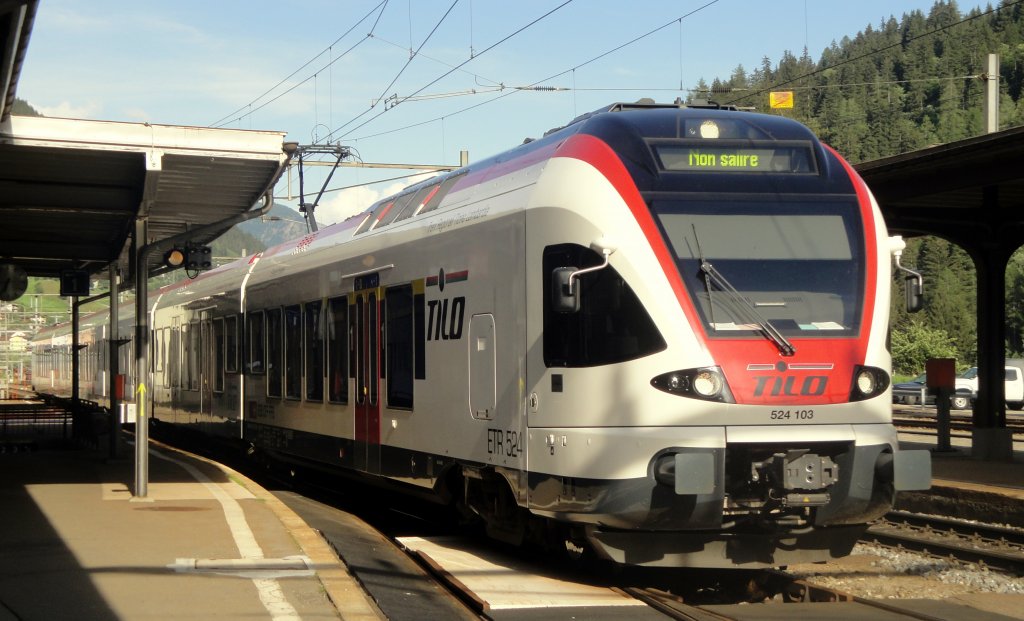 Der RABe 524 103 trifft am spteren Nachmittag des 15.07.11 als S10 von Chiasso her in Airolo ein. Dank dieser S-Bahn knnen Bodio, Lavorgo und Ambri-Piotta auch mit dem Zug erreicht werden. Schade, dass es so etwas nicht auch auf der Nordseite gibt (mit Halten in Wassen, Gurtnellen und Amsteg-Silenen). Wie auf der Sdseite wrde ich auch im Norden das Angebot nutzen.