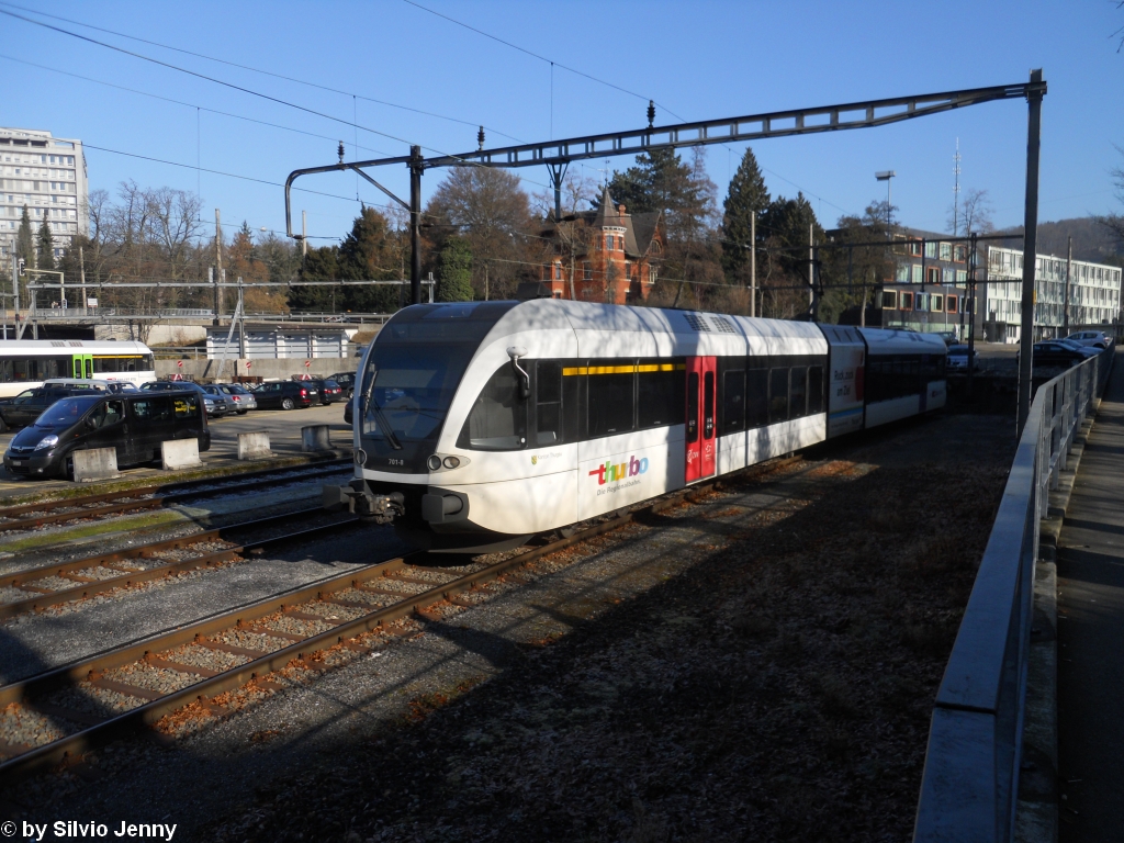 Der RABe 526 701-8 ''Kanton Thurgau'' sonnt sich am 17.1.2011 in Winterthur mit dem vorderen Teil in der Sonne, whrend der Rest im Schatten auf die abendliche HVZ wartet.