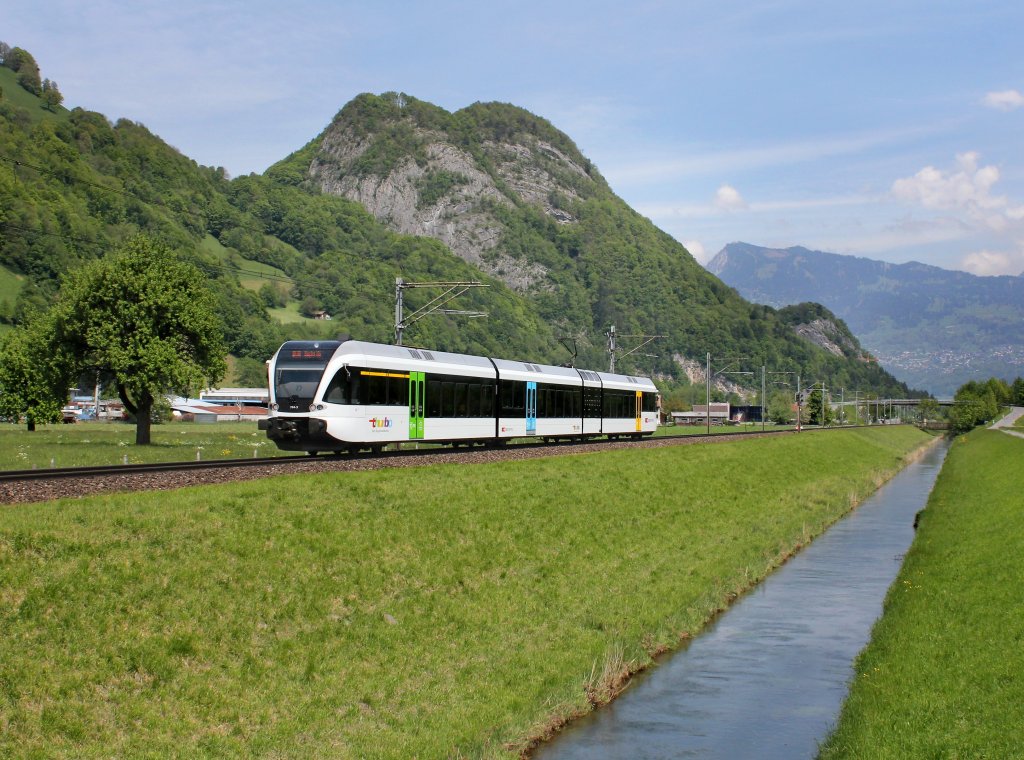 Der RABe 526 794 nach Sargans am 09.05.2013 unterwegs bei Vild.