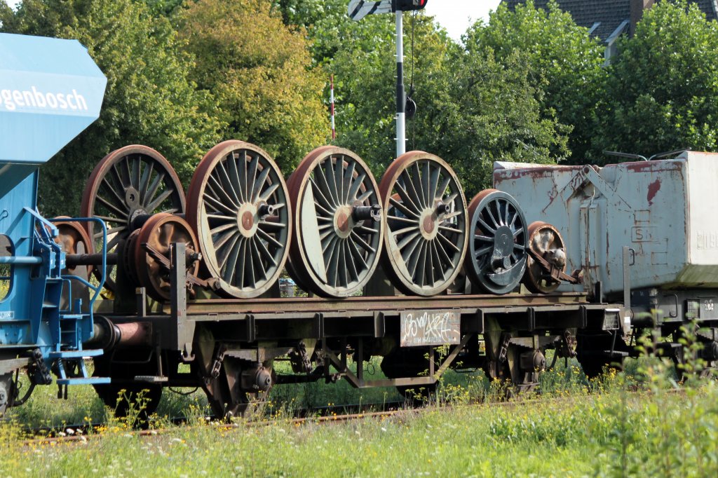 Der Radsatz einer Dampflok auf einem zweiachser Wagen der Sdlimburgischen Dampfeisenbahngesellschaft (ZLSM) in Simpelveld (NL) am 28.08.2011.