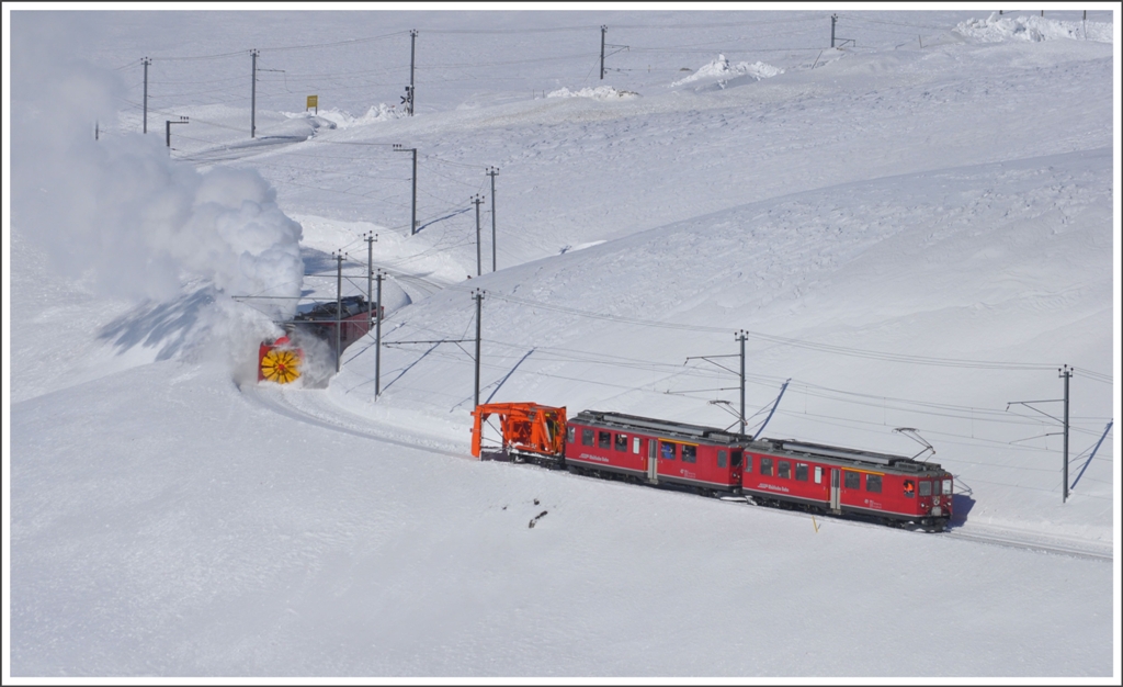 Der Rumzug und der Schleuderzug folgen sich auf Sichtdistanz kurz vor Ospizio Bernina. (26.02.2011)