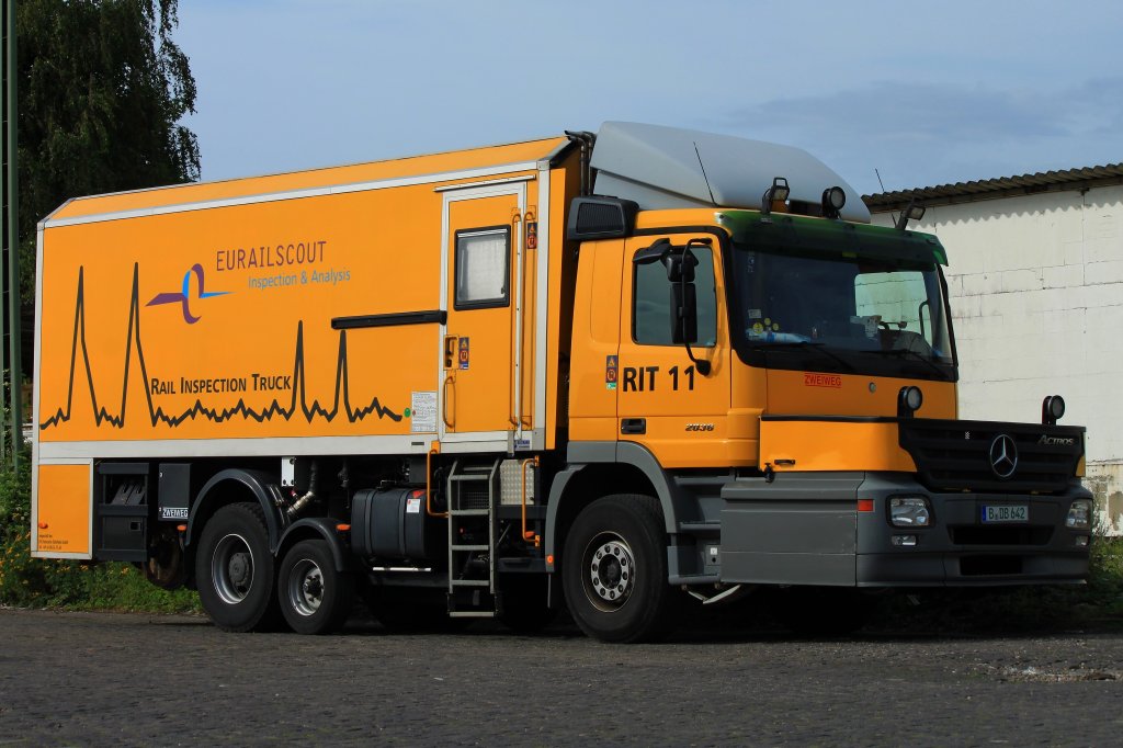 Der Rail Inspection Truck RIT11, ein Zweiwege-Schienenprffahrzeug der Firma Eurailscout aus Berlin am 05.08.2012 in Aachen West.