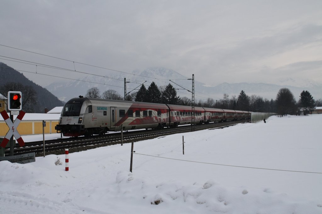 Der Railjet ``175 Jahre Eisenbahn fr sterreich`` bzw. ``Ski WM Schladming 2013`` fhrt am 26.2.2013 von Bregenz nach Wien West, hier am Bahnbergang bei Niederaudorf, Richtung Rosenheim. Leider war die dazugehrige Lok 1116 249-4 nicht im Einsatz.
