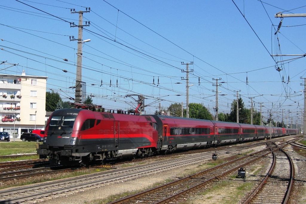 Der Railjet 60 mit der 1116 223-7 von Budapest nach Mnchen Hbf verkehrte am 22.9.2010 nicht ganz stilecht, da in der Mitte die normal-rote 1116 192-4 gereiht war. Hier zu sehen bei der Einfahrt in den Bahnhof Attnang Puchheim.