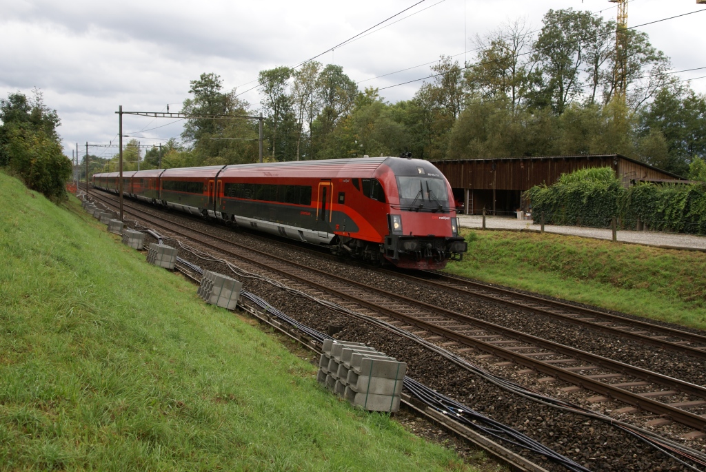 Der Railjet befindet sich am 25.9.10 auf dem Weg nach Biel zu den Feierlichkeiten  Arc jurassien: 150 ans de chemin de fer  , hier in Busswil. Er wurde als Pendelzug zwischen Biel und Neuchtel eingesetzt.